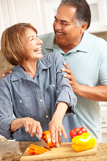 casal idoso cozinhar - senior women cheerful overweight smiling imagens e fotografias de stock