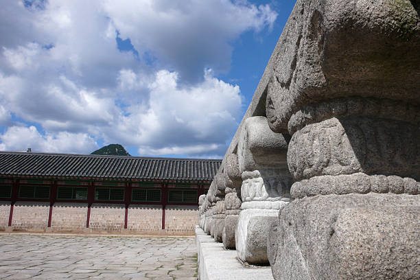Nuvole sopra antico Tempio asiatico motivi - foto stock