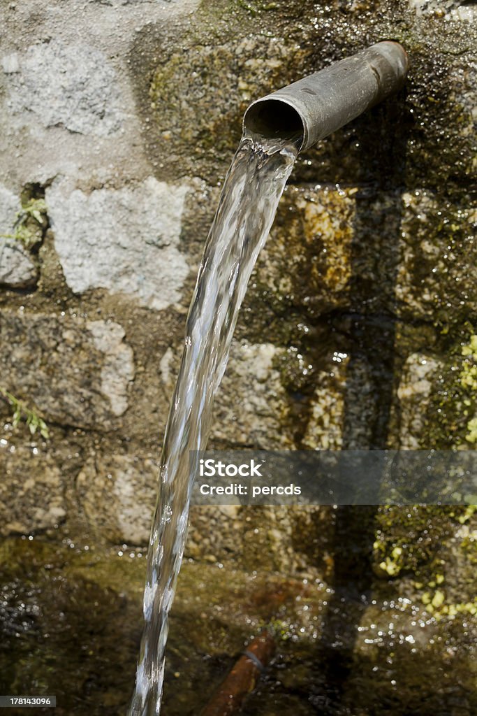 Старый сельских фонтан - Стоковые фото Безалкогольный напиток роялти-фри