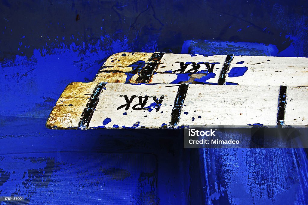 rusty remos em um barco azul - Foto de stock de Antigo royalty-free