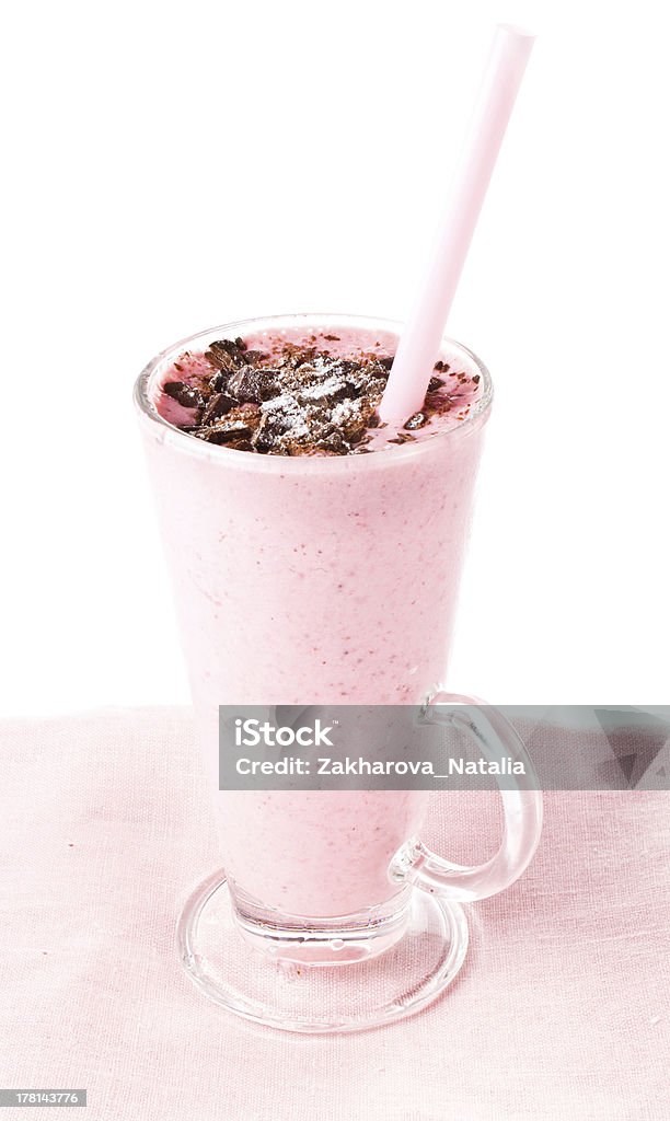 Mistura de frutas smoothie de morango com creme de iogurte sobre branco - Foto de stock de Alimentação Saudável royalty-free
