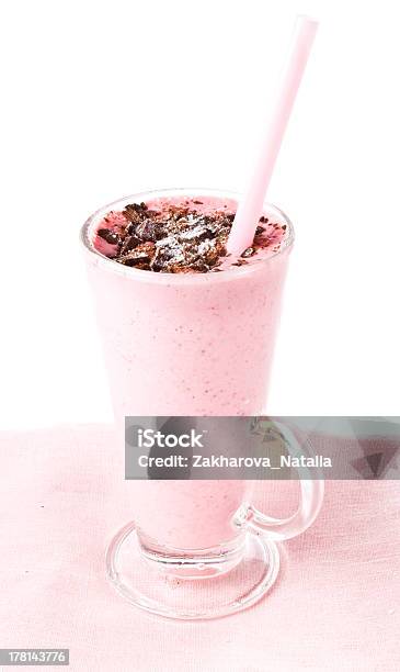 Mistura De Smoothie De Morango E Frutas Com Iogurte Cremosos Em Branco - Fotografias de stock e mais imagens de Alimentação Saudável