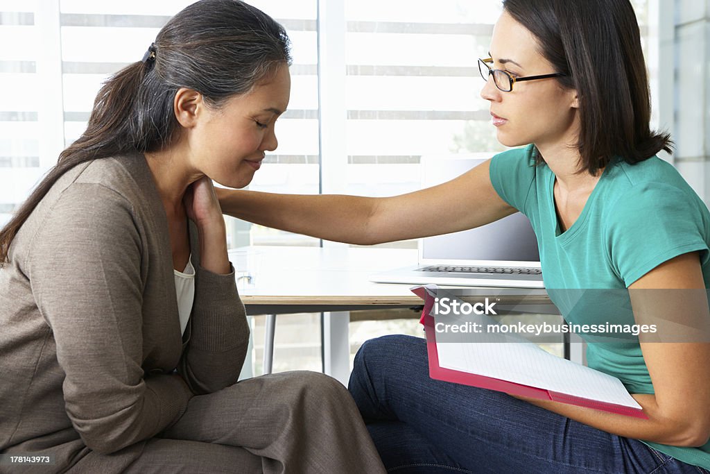 Mujer teniendo una sesión de asesoramiento - Foto de stock de Terapia - Tratamiento médico libre de derechos