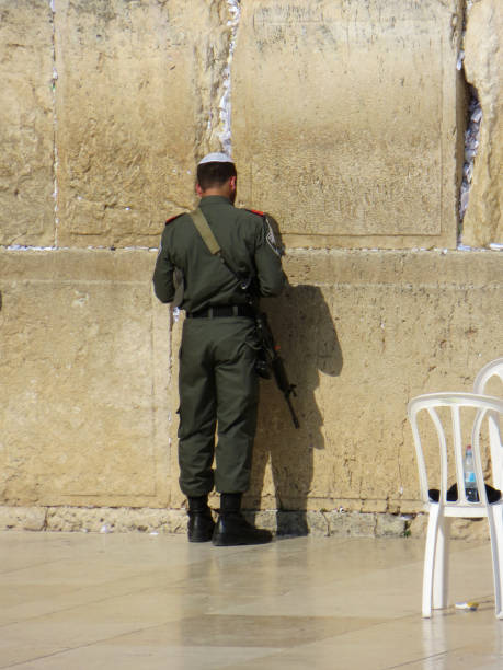 soldado de las fuerzas de defensa de israel rezando en el muro de los lamentos en jerusalén - the western wall wall east city fotografías e imágenes de stock