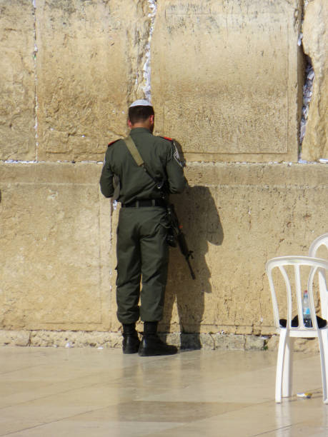 エルサレムの嘆きの壁で祈るイスラエル国防軍兵士 - the western wall wall east city ストックフォトと画像