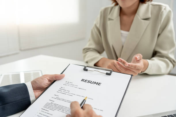 Executives accept job application documents and read job applicants resume to match the position. company publishes vacancies online to find human. Human resource, interview, letters, competence. los ejecutivos aceptan documentos de solicitud de empleo y leen el currículum vitae de los solicitantes de empleo para que coincida con el puesto. la empresa publica vacantes en línea para encontrar humanos. recursos humanos, entrevista, cartas, competen