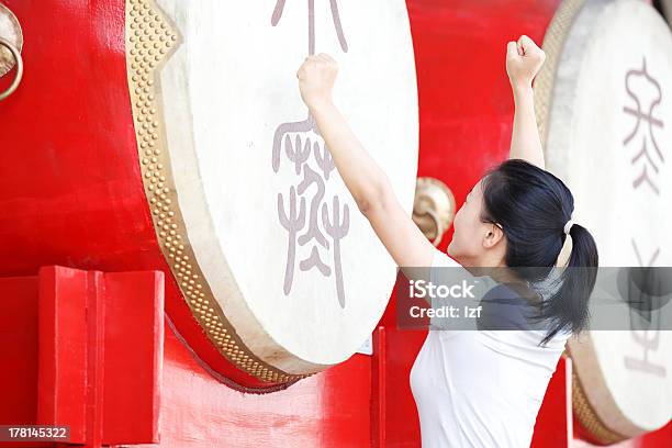 Woman Tourist En La Torre Del Tambor Xian China Foto de stock y más banco de imágenes de Adulto - Adulto, Adulto joven, Antiguo