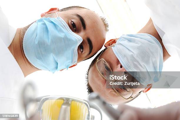 Здоровые Зубы Пациента В Офисе Стоматолога Кариес Предотвращения — стоковые фотографии и другие картинки Ассистент