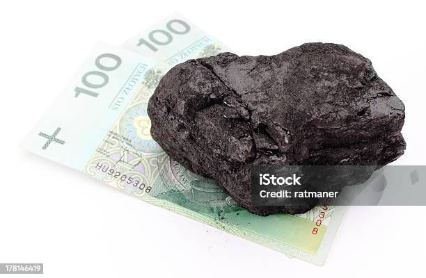 Coal Lump Mit Geld Auf Weißem Hintergrund Stockfoto und mehr Bilder von Kohle - Kohle, Währung, Anthrazitkohle