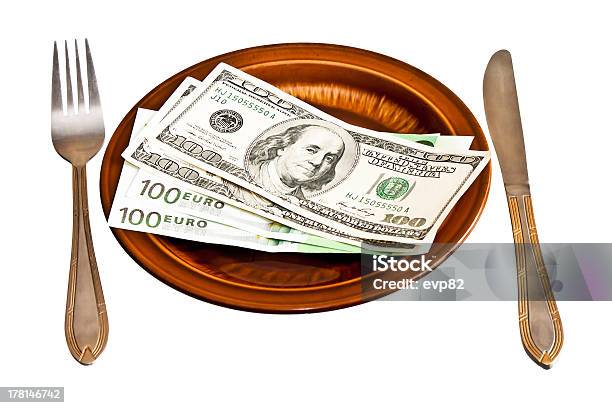 Dinero En La Placa Con Un Tenedor Y Cuchillo Foto de stock y más banco de imágenes de Alimento - Alimento, Billete de banco, Blanco - Color