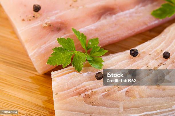 Blanco De Pescado Sazonado Para Filetes Largos Cocina Foto de stock y más banco de imágenes de Aceite de pescado