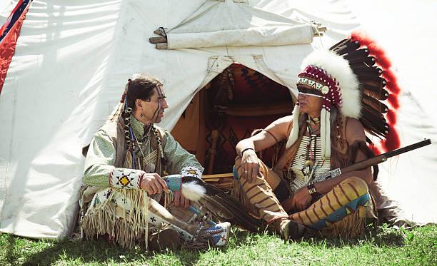 north american indians asseyez-vous au wigwam - swarty photos et images de collection