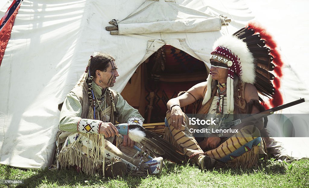 North American Indians sit at a wigwam Indigenous Peoples of the Americas Stock Photo
