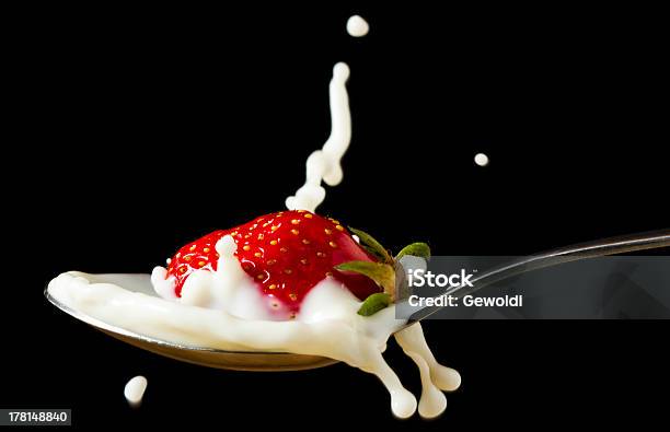 赤色熟れたストロベリー落ちるにスプーンミルク - イチゴのストックフォトや画像を多数ご用意 - イチゴ, オーガニック, カトラリー
