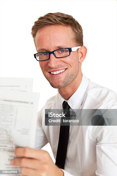 Photo libre de droit de Jeune Homme Avec Journal banque d'images et plus d'images libres de droit de Adulte - Adulte, Affaires, Apprenti