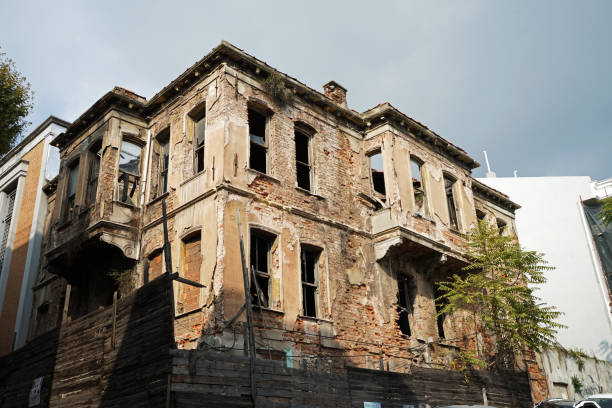 Major city that straddles Europe and Asia across the Bosphorus Strait, cultural and financial populous city- Turkey