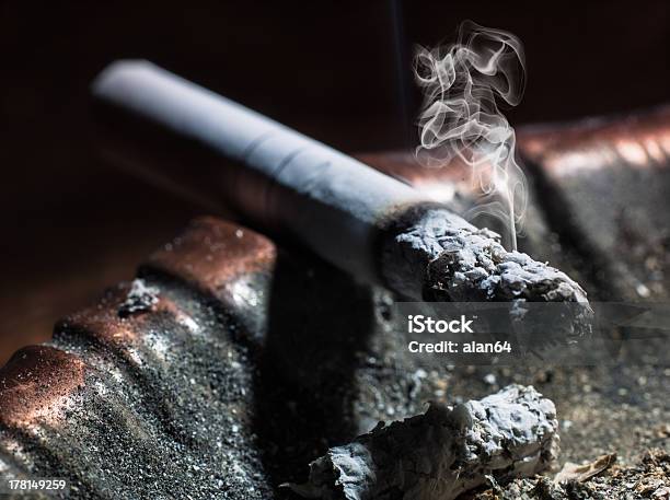 이 시가렛형 내뿜음 흡연합니다 굽기 있는 재떨이 0명에 대한 스톡 사진 및 기타 이미지 - 0명, 개체 그룹, 건강관리와 의술