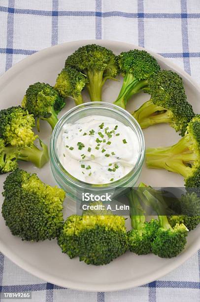 Frischer Brokkoli Mit Low Fatdip Stockfoto und mehr Bilder von Abnehmen - Abnehmen, Blumenkohl, Brokkoli