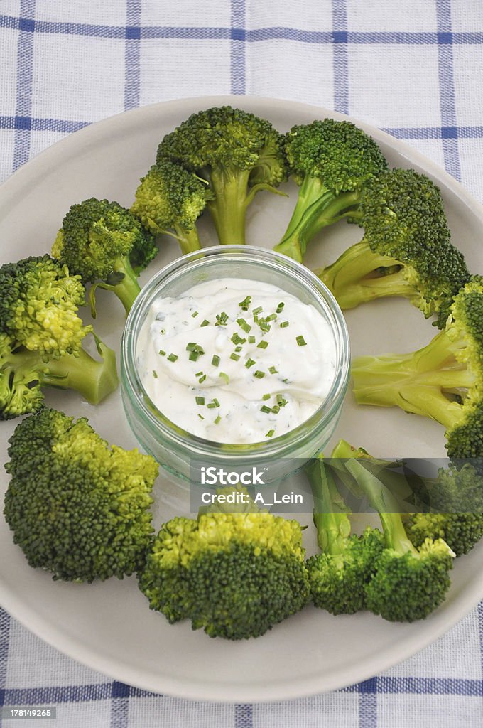 Brócoli fresco con salsa de bajo contenido de grasas - Foto de stock de Alimento libre de derechos