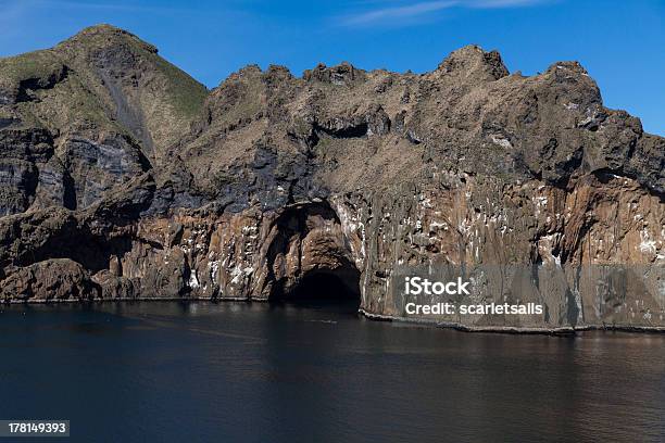 Photo libre de droit de Grotto Formé Par Léruption Volcanique Et De Locéan banque d'images et plus d'images libres de droit de Cavité