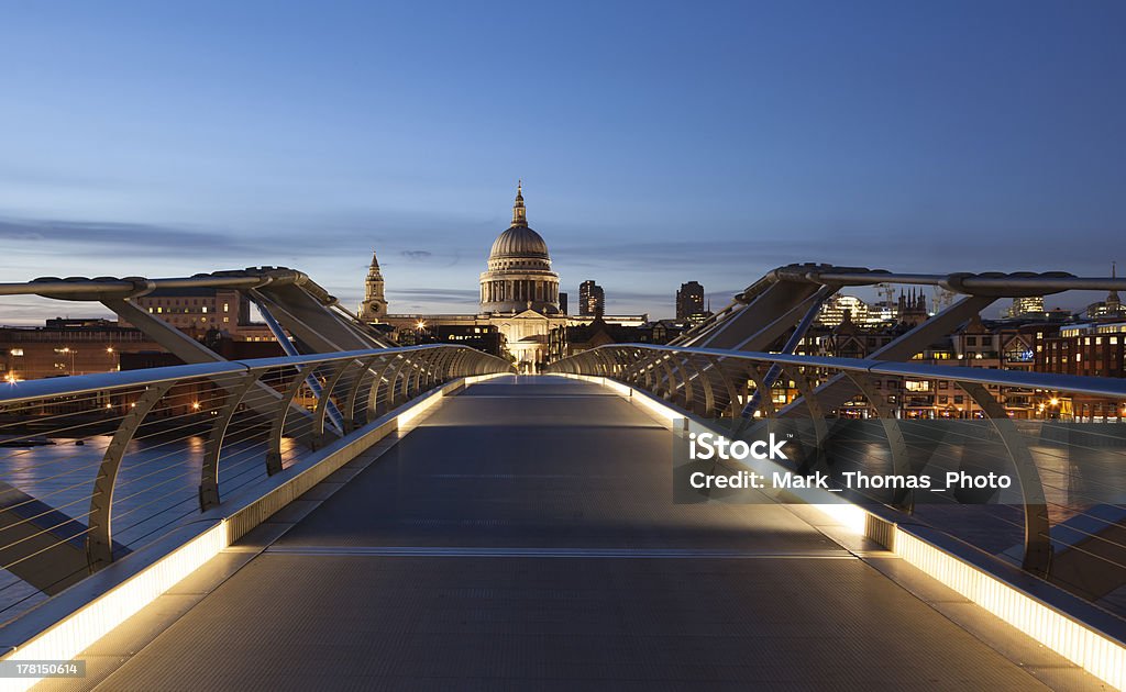 Millennium Bridge i St Paul's Cathedral Tamizy London - Zbiór zdjęć royalty-free (Anglia)