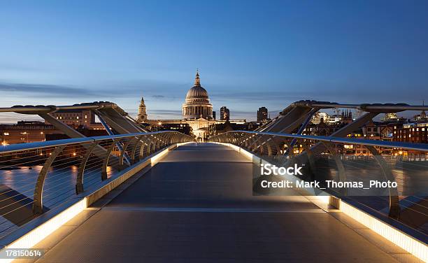 Millennium Bridge I St Pauls Cathedral Tamizy London - zdjęcia stockowe i więcej obrazów Anglia