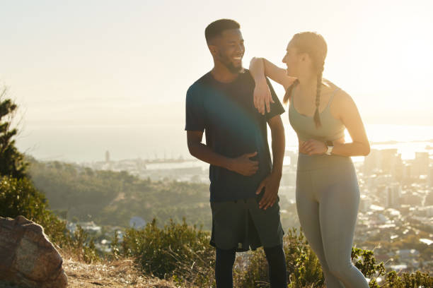 Fitness, nature sunset and diversity friends relax on cardio workout, hiking exercise or couple training. Freedom peace, sky flare and black man and woman running in Los Angeles Hollywood mountains el fitness, la puesta de sol en la naturaleza y la diversidad de amigos se relajan en ejercicios cardiovasculares, ejercicios de senderismo o entrenamiento en pareja. libertad, paz, destello en el cielo y hombre y mujer negros corriendo en las montañas de
