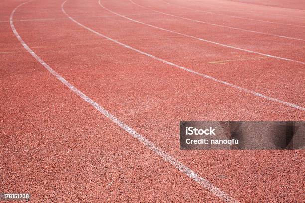 Foto de Red Pista De Corrida e mais fotos de stock de Borracha - Material - Borracha - Material, Branco, Competição