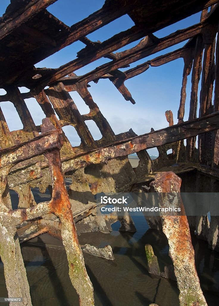 Restos do navio peter iredale - Foto de stock de Armação de Construção royalty-free