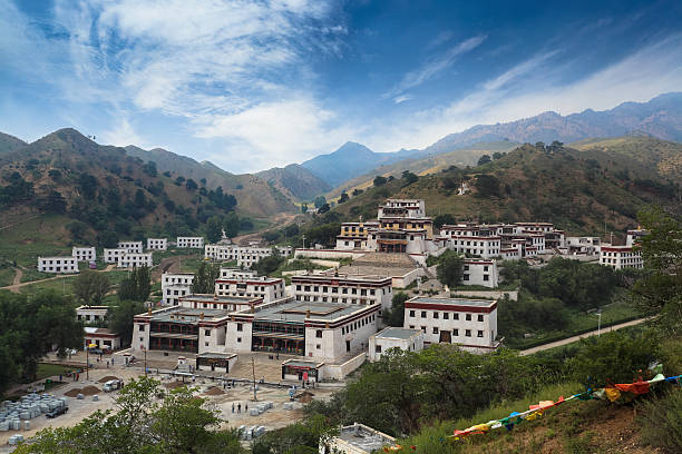 templo lamaism bajo el cielo azul - lamaism fotografías e imágenes de stock