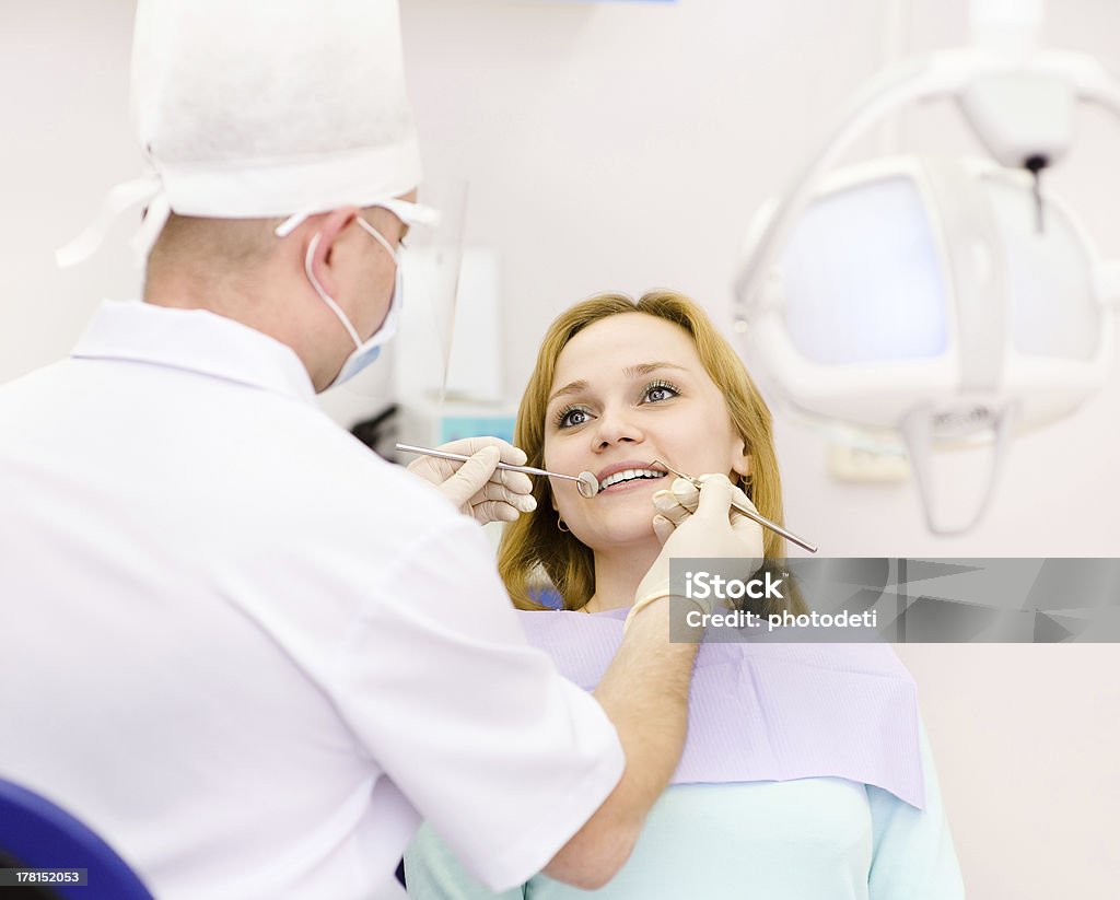 Ragazza presso il dentista - Foto stock royalty-free di Accudire