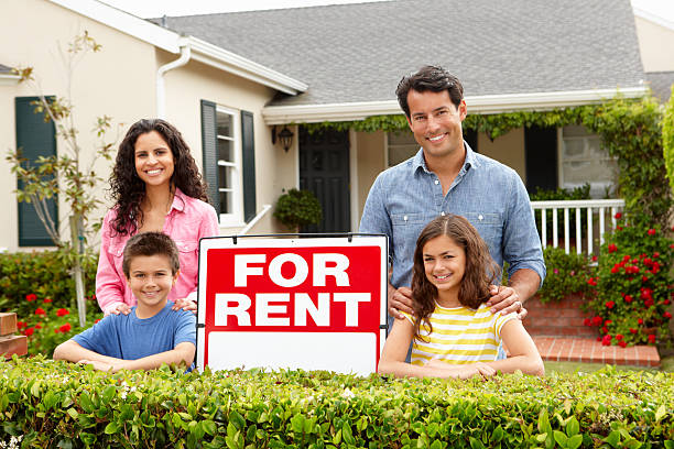 hispânico família fora de casa para alugar - for rent sign house sign happiness imagens e fotografias de stock