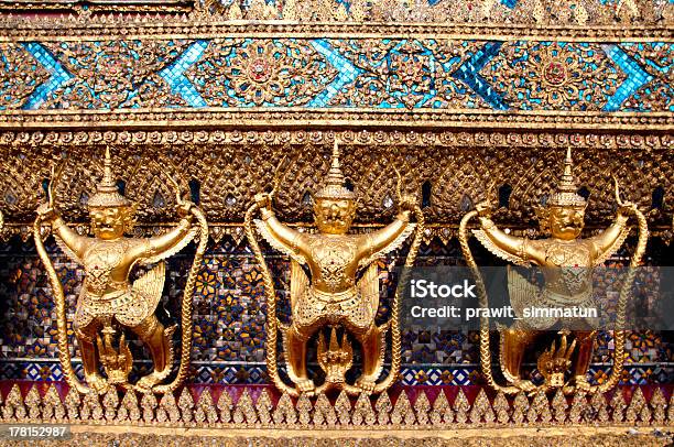 Garuda At Wat Phra Keaw Foto de stock y más banco de imágenes de Animal - Animal, Asia, Bangkok