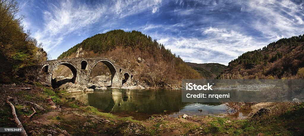 Panorama de Devil's Bridge na primavera, Arquitetura Otomana, Ardino, Bulgária - Foto de stock de Amarelo royalty-free