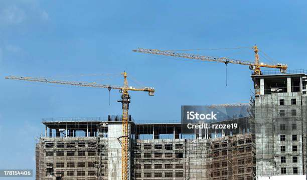 Costruzione Di Cemento Con Gru - Fotografie stock e altre immagini di A forma di blocco - A forma di blocco, Acciaio, Ambientazione esterna