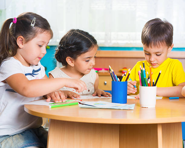 Gruppe von niedlichen kleinen prescool Kinder zeichnen – Foto