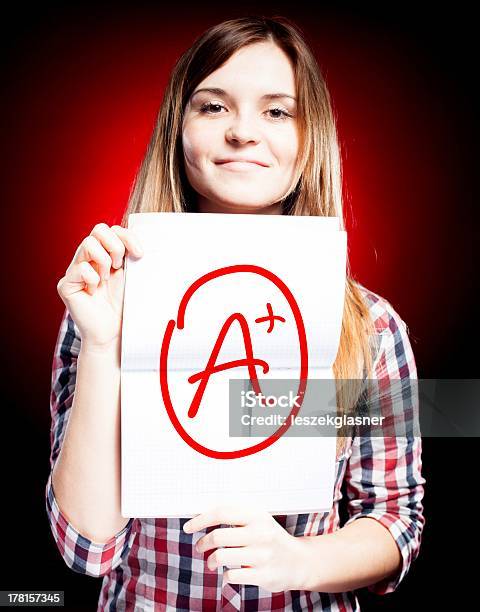 Scuola Di Perfetta Qualità Più Di Un Esame E Felice Ragazza - Fotografie stock e altre immagini di Abilità