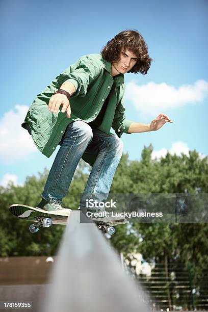 Skate - Fotografias de stock e mais imagens de Adolescente - Adolescente, Adolescência, Adulto