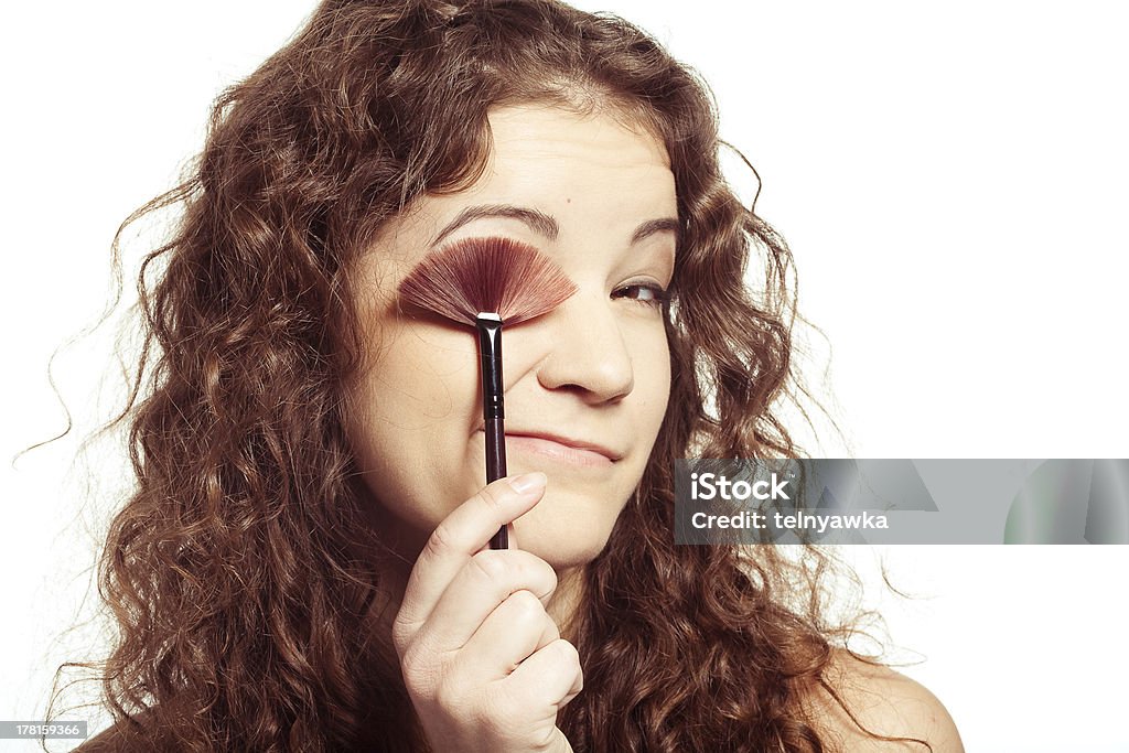 Femme souriante avec des outils de maquillage - Photo de Adulte libre de droits