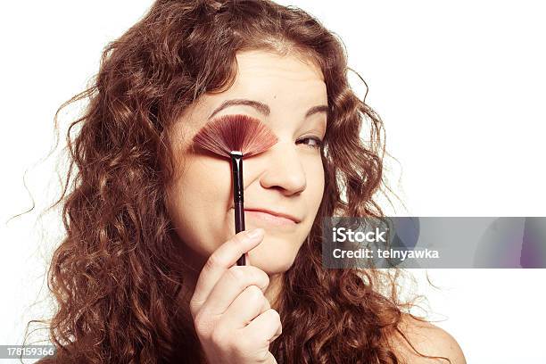 Photo libre de droit de Femme Souriante Avec Des Outils De Maquillage banque d'images et plus d'images libres de droit de Adulte - Adulte, Beauté, Belle femme