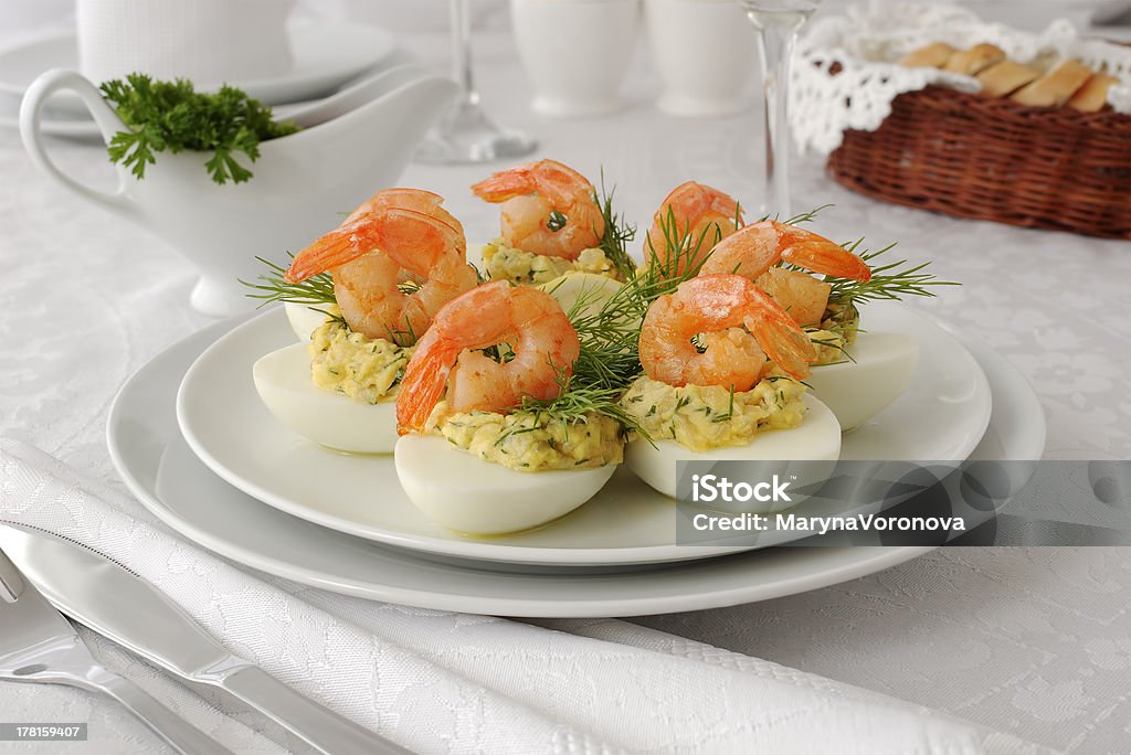 Relleno de huevos con camarones - Foto de stock de Alimento libre de derechos