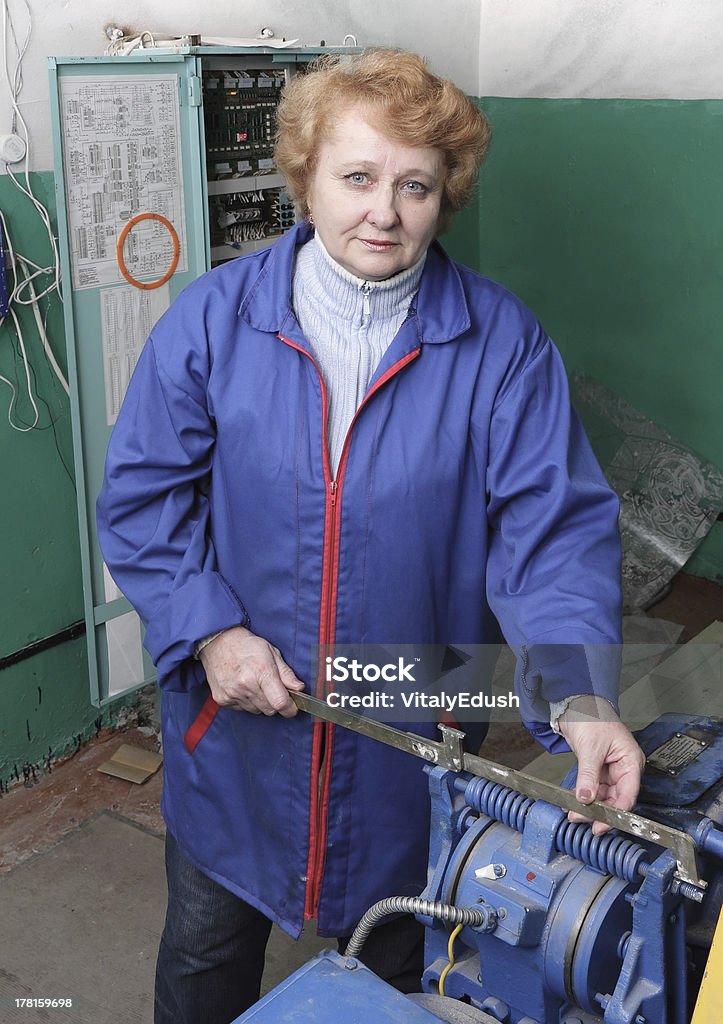 Ingeniero Mujer en máquina habitación (ascensor). - Foto de stock de Adulto libre de derechos