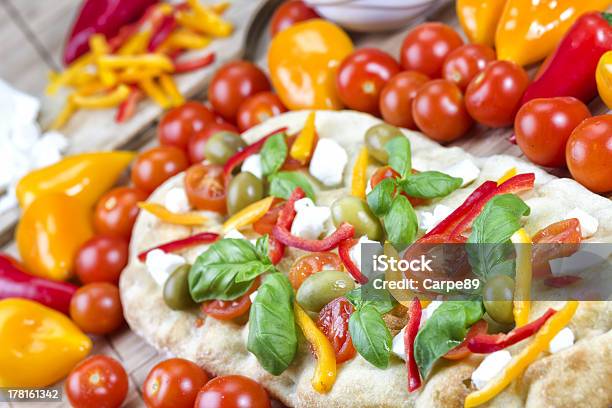 Focaccia Italiano Foto de stock y más banco de imágenes de Aceite de oliva - Aceite de oliva, Al horno, Albahaca