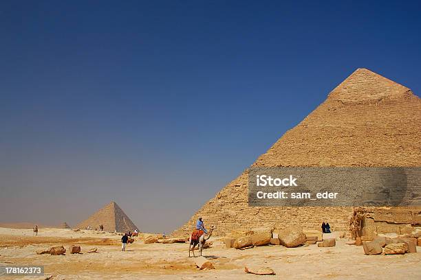 Pirâmides E Camels - Fotografias de stock e mais imagens de Antiguidades - Antiguidades, Ao Ar Livre, Arqueologia