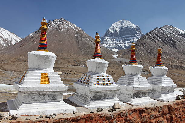 buddhistic stupas et saint mont kailash au tibet - bonpo photos et images de collection