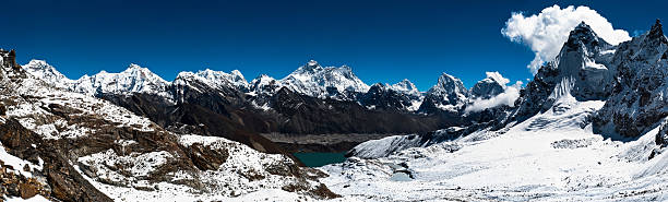 vista panoramica dell'himalaya montagne: everest, monte lhotse, nuptse e ot - renjo la foto e immagini stock
