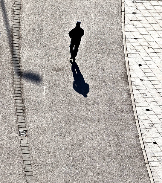 personnes marchant dans la rue avec longues ombres - sergels torg photos et images de collection