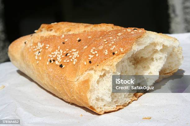 Chleb - zdjęcia stockowe i więcej obrazów Bagietka - Pieczywo - Bagietka - Pieczywo, Bez ludzi, Biały