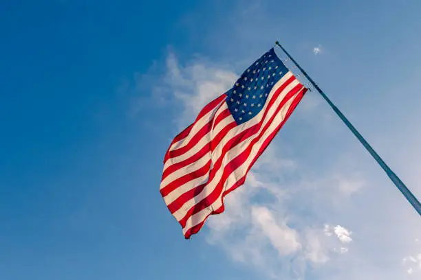Drapeau américain des USA sur un mât agitant dans le vent Drapeau américain des USA sur un mât agitant dans le vent