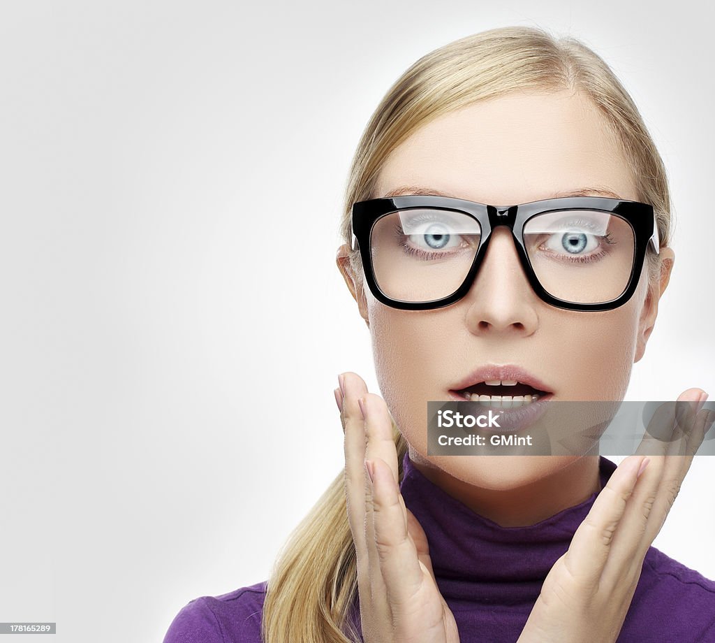 Retrato de jovem vestindo óculos surpresa - Foto de stock de 20-24 Anos royalty-free